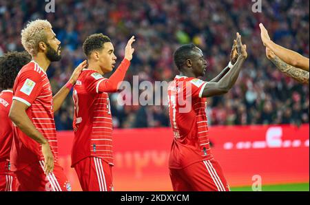 Monaco, Germania. 08th Nov 2022. Jamal MUSIALA, FCB 42 punteggi, spara gol, Tor, Treffer, Torschuss, 1-0, celebra il suo obiettivo, felice, ridere, Festa con Eric MAXIM CHOUPO-MOTING (FCB 13) Sadio Mane (FCB 17) nella partita FC BAYERN München - SV WERDER BREMEN 1.German Football League il 8 novembre 2022 a Monaco di Baviera, Germania. Stagione 2022/2023, giorno 14, 1.Bundesliga, FCB, München, 14.Spieltag Credit: Peter Schatz/Alamy Live News Foto Stock