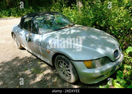 Abbandonata BMW auto sportiva - John Gollop Foto Stock