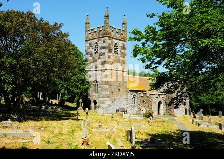 St. Wynwallow, la chiesa parrocchiale del villaggio di Lizard, Cornovaglia, Regno Unito - John Gollop Foto Stock