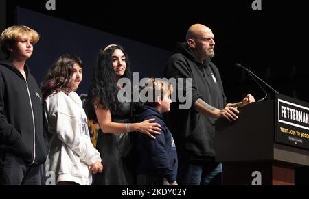 Pittsburgh, Stati Uniti. 8th Nov 2022. La famiglia democratica John Fetterman si unisce a lui sul palco per ringraziare i suoi sostenitori dopo la sua vittoria del seggio del Senato per la Pennsylvania alla fase AE Mercoledì, 8 novembre 2022 a Pittsburgh . Foto di Archie Carpenter/UPI Credit: UPI/Alamy Live News Foto Stock