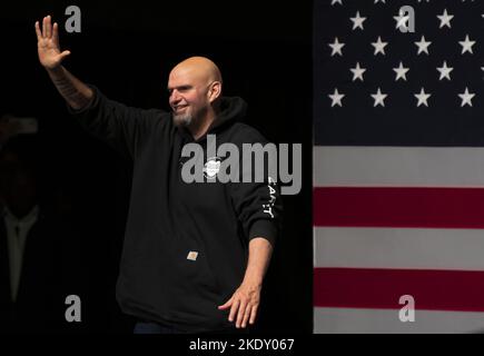 Pittsburgh, Stati Uniti. 8th Nov 2022. Il democratico John Fetterman sventola ai suoi sostenitori dopo aver vinto il seggio al Senato per la Pennsylvania alla fase AE di mercoledì 8 novembre 2022 a Pittsburgh. Foto di Archie Carpenter/UPI Credit: UPI/Alamy Live News Foto Stock