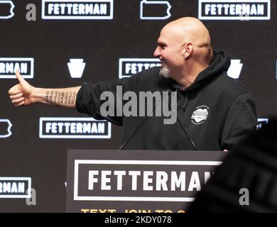 Pittsburgh, Stati Uniti. 8th Nov 2022. Il democratico John Fetterman dà il pollice fino ai sostenitori, al personale ed ai volontari dopo la vincita del sedile del Senato per la Pennsylvania alla celebrazione di notte di elezione alla fase AE mercoledì 8 novembre 2022 a Pittsburgh . Foto di Archie Carpenter/UPI Credit: UPI/Alamy Live News Foto Stock