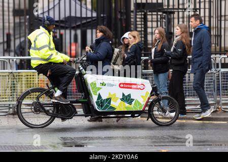 Santander Cycles servizio di consegna di biciclette elettriche nella città di Londra, Regno Unito. Bicicletta elettrica da carico TFL. Metodo di trasporto ecologico Foto Stock