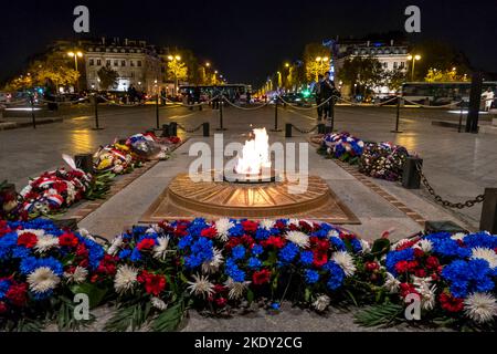 Parigi, Francia - 09-10-2018: La fiamma dell'Arco di Trionfo a Parigi si illuminerà di notte Foto Stock