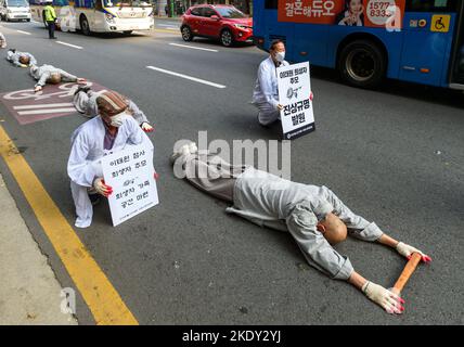 Seul, Corea del Sud. 09th Nov 2022. I monaci buddisti sudcoreani hanno visto la piena inchinarsi mentre altri detengono cartelli in una strada del centro di Seoul durante una protesta a Seoul. I monaci buddisti sudcoreani rendono omaggio alle vittime della repressione della folla di Itaewon, che ha ucciso almeno 156 persone nell'ottobre 29, e chiedono la verità dietro l'incidente. Credit: SOPA Images Limited/Alamy Live News Foto Stock