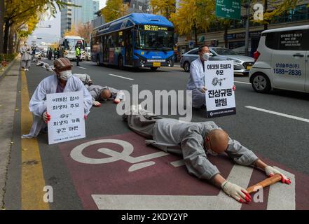 Seul, Corea del Sud. 09th Nov 2022. I monaci buddisti sudcoreani hanno visto la piena inchinarsi mentre altri detengono cartelli in una strada del centro di Seoul durante una protesta a Seoul. I monaci buddisti sudcoreani rendono omaggio alle vittime della repressione della folla di Itaewon, che ha ucciso almeno 156 persone nell'ottobre 29, e chiedono la verità dietro l'incidente. Credit: SOPA Images Limited/Alamy Live News Foto Stock