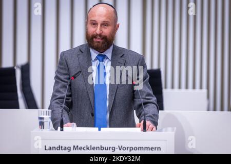 Schwerin, Germania. 09th Nov 2022. Yuriy Kadnykov, rabbino di Stato dell'Associazione statale delle Comunità ebraiche nel Meclemburgo-Pomerania occidentale, parla al Parlamento di Stato del Meclemburgo-Pomerania occidentale durante la cerimonia per le vittime dei pogrom nazisti contro gli ebrei nel 1938. Allo stesso tempo, la Rivoluzione del 1918 e la caduta del Muro di Berlino nel 1989 sono stati onorati in occasione dell'evento. Credit: Jens Büttner/dpa/Alamy Live News Foto Stock