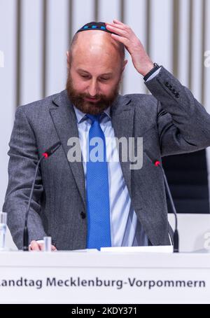 Schwerin, Germania. 09th Nov 2022. Yuriy Kadnykov, rabbino di Stato dell'Associazione statale delle Comunità ebraiche nel Meclemburgo-Pomerania occidentale, parla al Parlamento di Stato del Meclemburgo-Pomerania occidentale durante la cerimonia per le vittime dei pogrom nazisti contro gli ebrei nel 1938. Allo stesso tempo, la Rivoluzione del 1918 e la caduta del Muro di Berlino nel 1989 sono stati onorati in occasione dell'evento. Credit: Jens Büttner/dpa/Alamy Live News Foto Stock