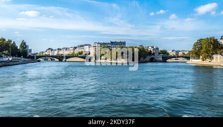 Splendidi edifici lungo le rive della senna visto dalla barca a Parigi Foto Stock