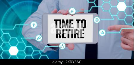 Didascalia di testo che presenta il tempo di andare in pensione, conto di risparmio della banca di concetto del Internet, assicurazione e pianificazione della pensione Foto Stock