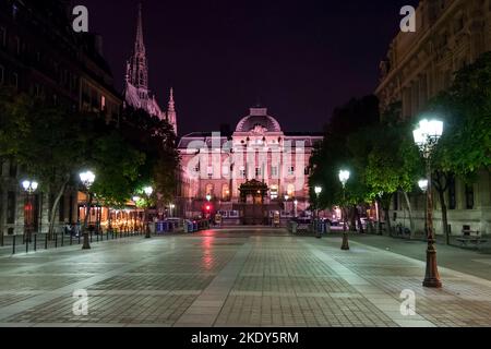 Parigi, Francia - 09-10-2018: Piazza Dauphine a Parigi illuminata di notte Foto Stock