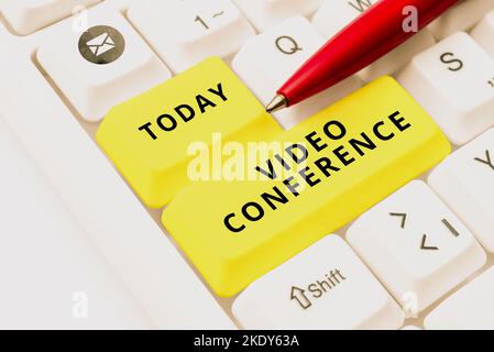 Didascalia concettuale Video Conferenza, panoramica aziendale che mostra in luoghi remoti tenere riunioni facetoface Foto Stock