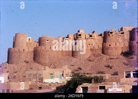 Jaisalmer Fort è situato nella città di Jaisalmer, nello stato indiano del Rajasthan. Si ritiene che sia uno dei pochissimi "forti viventi" del mondo, poiché quasi un quarto della popolazione della città vecchia risiede ancora all'interno del forte. Per la parte migliore della sua storia di 860 anni, il forte era la città di Jaisalmer. Foto Stock