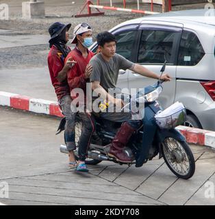 SAMUT PRAKAN, THAILANDIA, 29 2022 SETTEMBRE, Un trio di lavoratori edili stanno tornando a casa dal lavoro Foto Stock