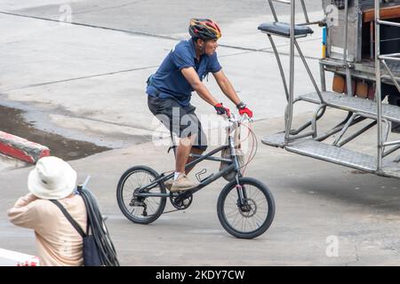 SAMUT PRAKAN, THAILANDIA, 29 2022 SETTEMBRE, Un uomo in bicicletta su strada della città. Foto Stock