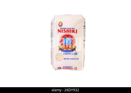 Un sacchetto di riso a grani medi JFC International Nishiki, riso bianco cresciuto in California, isolato su uno sfondo bianco. Immagine ritagliata. Foto Stock