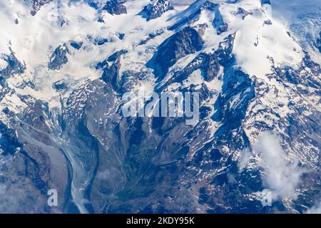 Montagne, fiumi e nuvole dall'alto Foto Stock