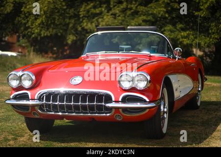 Una nuova auto di lusso rossa d'epoca parcheggiata in un parcheggio Foto Stock