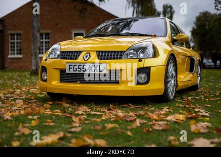 2005 Renault Sport Clio V6 fase 2 ‘FG55 XXL’ in mostra alla spaventosa Assemblea delle Auto tenutasi presso il Bicester Heritage Centre il 30th ottobre 2022 Foto Stock