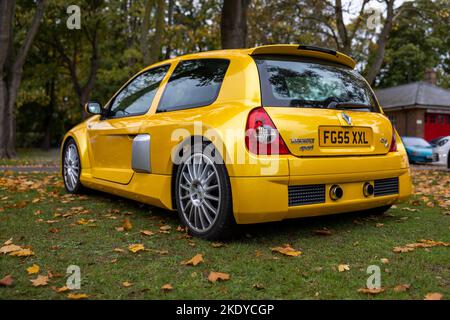 2005 Renault Sport Clio V6 fase 2 ‘FG55 XXL’ in mostra alla spaventosa Assemblea delle Auto tenutasi presso il Bicester Heritage Centre il 30th ottobre 2022 Foto Stock