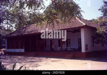 L'Ashram Sabarmati ad Ahmedabad era una delle residenze del Mahatma Gandhi. Si trova sulle rive del fiume Sabarmati in Ahmedabad. Gandhiji e sua moglie Kasturba vissero qui dal 1917 al 1930. Foto Stock