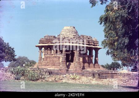 Il Tempio del Sole di Modhera è un tempio indù dedicato alla divinità solare Surya situato nel villaggio di Modhera del distretto di Mehsana, Gujarat, India. Si trova sulla riva del fiume Pushpavati. Fu costruito dopo il 1026-27 d.C. durante il regno di Bhima i della dinastia Chaulukya. Foto Stock