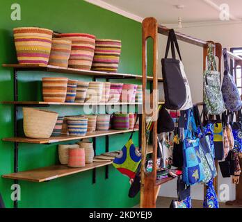 Cestini e borse in vendita al commercio turistico e locale in un Centro Eco-Enterprise femminile vicino a voi nel Kenya meridionale Foto Stock