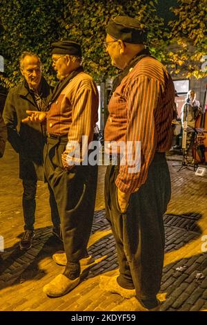 Enkhuizen, Paesi Bassi. Ottobre 2022. Due uomini in costume originale a Enkhuizen. Foto di alta qualità Foto Stock