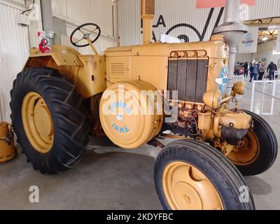 Un vecchio trattore agricolo GIALLO IAME Pampa del 1950s Foto Stock