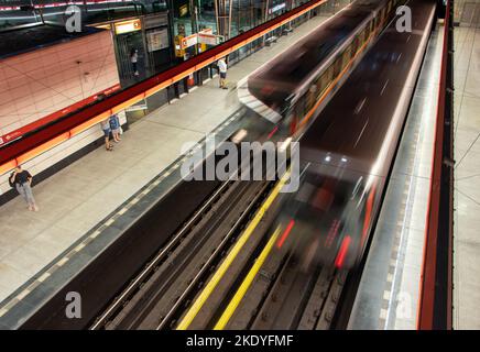 PRAGA, CZECHIA, 29 2022 agosto, traffico alla stazione della metropolitana Strizkov Foto Stock