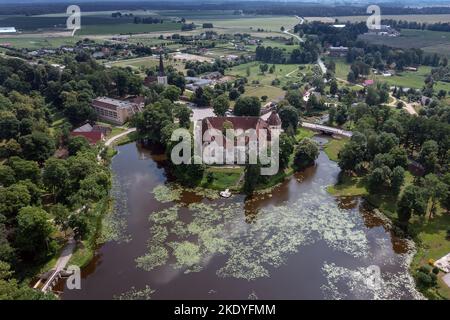 Jaunpils villaggio nel centro della Lettonia. Foto Stock