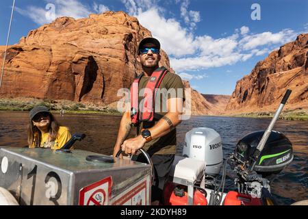 Una barca galleggiante da Wilderness River Adventures, nella foto sul fiume Colorado, al Majestic Horseshoe Bend, Arizona, USA. Foto Stock