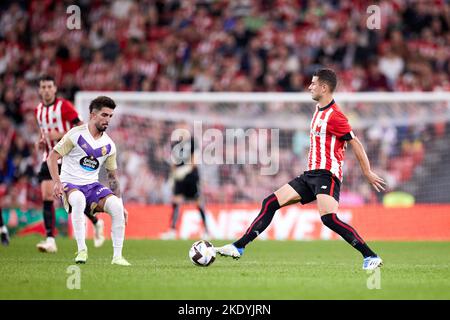 Gorka Guruzeta dell'Athletic Club compete per la palla con Ramon Rodriguez 'Monchu' di Real Valladolid durante il campionato spagnolo la Liga partita di calcio tra Athletic Club e Real Valladolid CF il 8 novembre 2022 allo stadio San Mames di Bilbao, Spagna - Foto: Ricardo Larreina/DPPI/LiveMedia Foto Stock