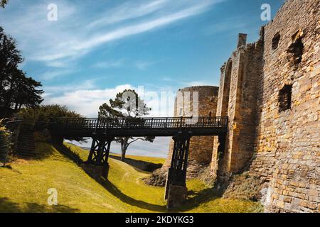 Una bella vista di un ponte e le mura del castello di Dirleton a Berwick nord, Scozia. Foto Stock