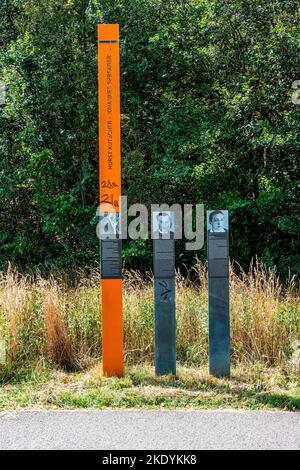 La stele arancione & i posti di commemorazione per le vittime, Horst Kutscher & Johannes Sprenger sull'ex rotta del Muro di Berlino, Alt-Glienicke, Berlino, Germania Foto Stock