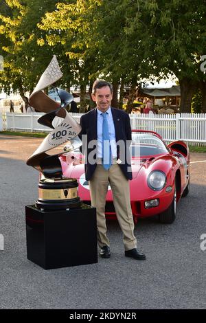 Pierre Fillon, presidente dell'Automobile Club de l'Ouest (ACO) con la 24 ore di le Mans Centenary Trophy per la 2023 di le Mans, e la duale le Mans rac Foto Stock