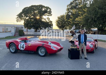 Pierre Fillon, presidente dell'Automobile Club de l'Ouest (ACO), le Mans Centenary Trophy, Ferrari 250 TR58 vincitrice nel 1958, e la Ferrari 275 Foto Stock