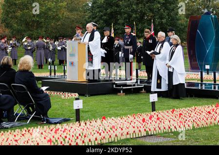 La dedicazione del campo di papavero della memoria al National Memorial Arboretum a Staffordshire, Regno Unito. Il servizio di dedizione in corso. Foto Stock