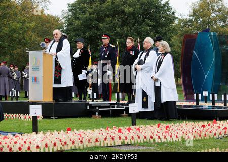 La dedicazione del campo di papavero della memoria al National Memorial Arboretum a Staffordshire, Regno Unito. Il servizio di dedizione in corso. Foto Stock