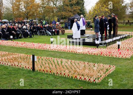 La dedicazione del campo di papavero della memoria al National Memorial Arboretum a Staffordshire, Regno Unito. Il servizio di dedizione in corso. Foto Stock