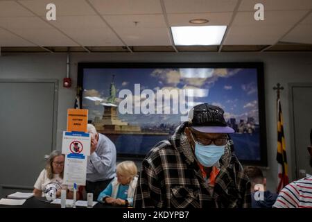 Mentre gli americani si dirigono ai sondaggi per votare nelle elezioni di Midterm del 2022, gli elettori arrivano alla Eastport Volunteer Fire Company di Annapolis, Maryland, martedì 8 novembre 2022. Credito: Rod Lamkey/CNP /MediaPunch Foto Stock