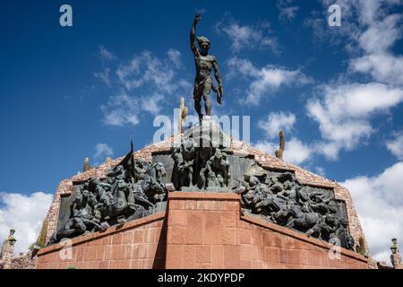 Un tiro a basso angolo del monumento degli eroi dell'Indipendenza durante il giorno a Humahuaca, Argentina Foto Stock