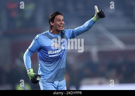 Marco Carnesecchi di noi Cremonese gesti durante la Serie Una partita tra noi Cremonese e AC Milan allo Stadio Giovanni Zini il 8 novembre 2022 a Cremona. Credit: Marco Canoniero/Alamy Live News Foto Stock