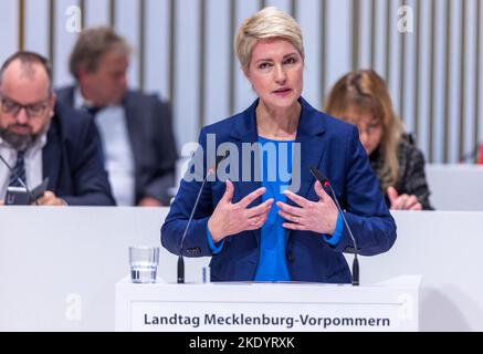 Schwerin, Germania. 09th Nov 2022. Manuela Schwesig (SPD), ministro presidente del Meclemburgo-Pomerania occidentale, ha fatto una dichiarazione del governo sulla crisi energetica durante la sessione del parlamento di Stato. Schwesig annuncia un pacchetto di aiuti per affrontare la crisi dei prezzi dell'energia nel Meclemburgo-Pomerania occidentale del valore di 1,1 miliardi di euro. Credit: Jens Büttner/dpa/Alamy Live News Foto Stock