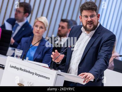 Schwerin, Germania. 09th Nov 2022. Julian BARLEN, leader del gruppo parlamentare SPD nel parlamento di Stato del Meclemburgo-Pomerania occidentale, parla alla sessione del parlamento sulla crisi energetica. Schwesig aveva precedentemente annunciato un pacchetto di aiuti del valore di 1,1 miliardi di euro per affrontare la crisi dei prezzi dell'energia nel Meclemburgo-Pomerania occidentale durante una dichiarazione del governo. Credit: Jens Büttner/dpa/Alamy Live News Foto Stock