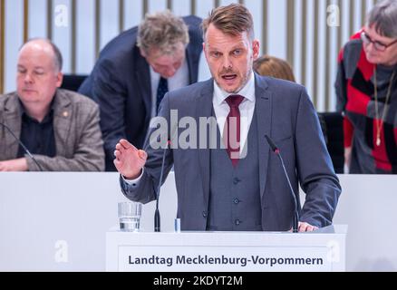 Schwerin, Germania. 09th Nov 2022. Nikolaus Kramer, leader del gruppo parlamentare AFD nel parlamento di Stato del Meclemburgo-Pomerania occidentale, parla alla sessione del parlamento sulla crisi energetica. Schwesig aveva precedentemente annunciato un pacchetto di aiuti del valore di 1,1 miliardi di euro per affrontare la crisi dei prezzi dell'energia nel Meclemburgo-Pomerania occidentale durante una dichiarazione del governo. Credit: Jens Büttner/dpa/Alamy Live News Foto Stock