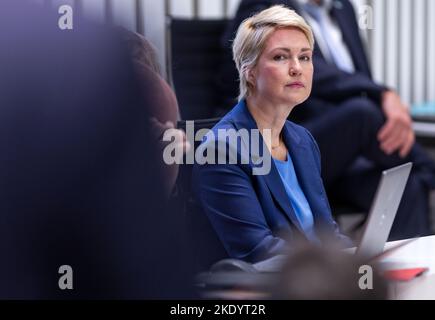 Schwerin, Germania. 09th Nov 2022. Manuela Schwesig (SPD), Ministro Presidente del Meclemburgo-Pomerania occidentale, partecipa alla sessione del parlamento sulla crisi energetica durante il suo periodo di riabilitazione. Schwesig aveva precedentemente annunciato un pacchetto di aiuti da 1,1 miliardi di ·per affrontare la crisi dei prezzi dell'energia nel Meclemburgo-Pomerania occidentale durante una dichiarazione del governo. Credit: Jens Büttner/dpa/Alamy Live News Foto Stock