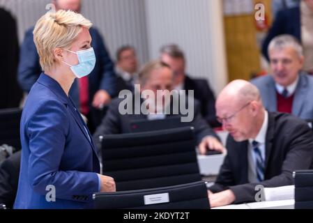 Schwerin, Germania. 09th Nov 2022. Manuela Schwesig (SPD), Ministro Presidente del Meclemburgo-Pomerania occidentale, partecipa alla sessione del parlamento sulla crisi energetica durante il suo periodo di riabilitazione. Schwesig aveva precedentemente annunciato un pacchetto di aiuti da 1,1 miliardi di ·per affrontare la crisi dei prezzi dell'energia nel Meclemburgo-Pomerania occidentale durante una dichiarazione del governo. Credit: Jens Büttner/dpa/Alamy Live News Foto Stock