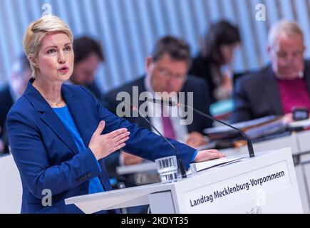 Schwerin, Germania. 09th Nov 2022. Manuela Schwesig (SPD), ministro presidente del Meclemburgo-Pomerania occidentale, ha fatto una dichiarazione del governo sulla crisi energetica durante la sessione del parlamento di Stato. Schwesig annuncia un pacchetto di aiuti per affrontare la crisi dei prezzi dell'energia nel Meclemburgo-Pomerania occidentale del valore di 1,1 miliardi di euro. Credit: Jens Büttner/dpa/Alamy Live News Foto Stock