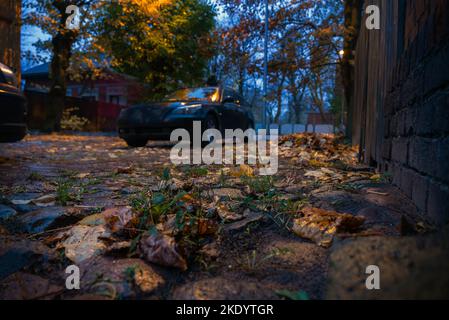 Liepaja città strada in autunno sera piovosa. Foto Stock